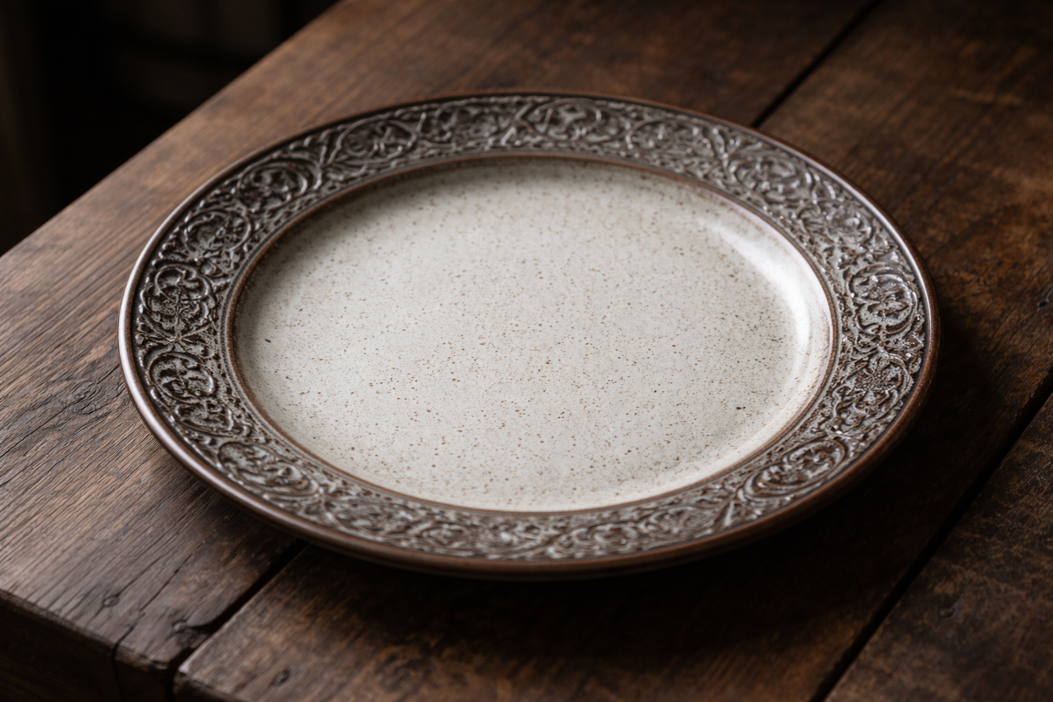 模様入りで厚みのある重い陶器の大皿
