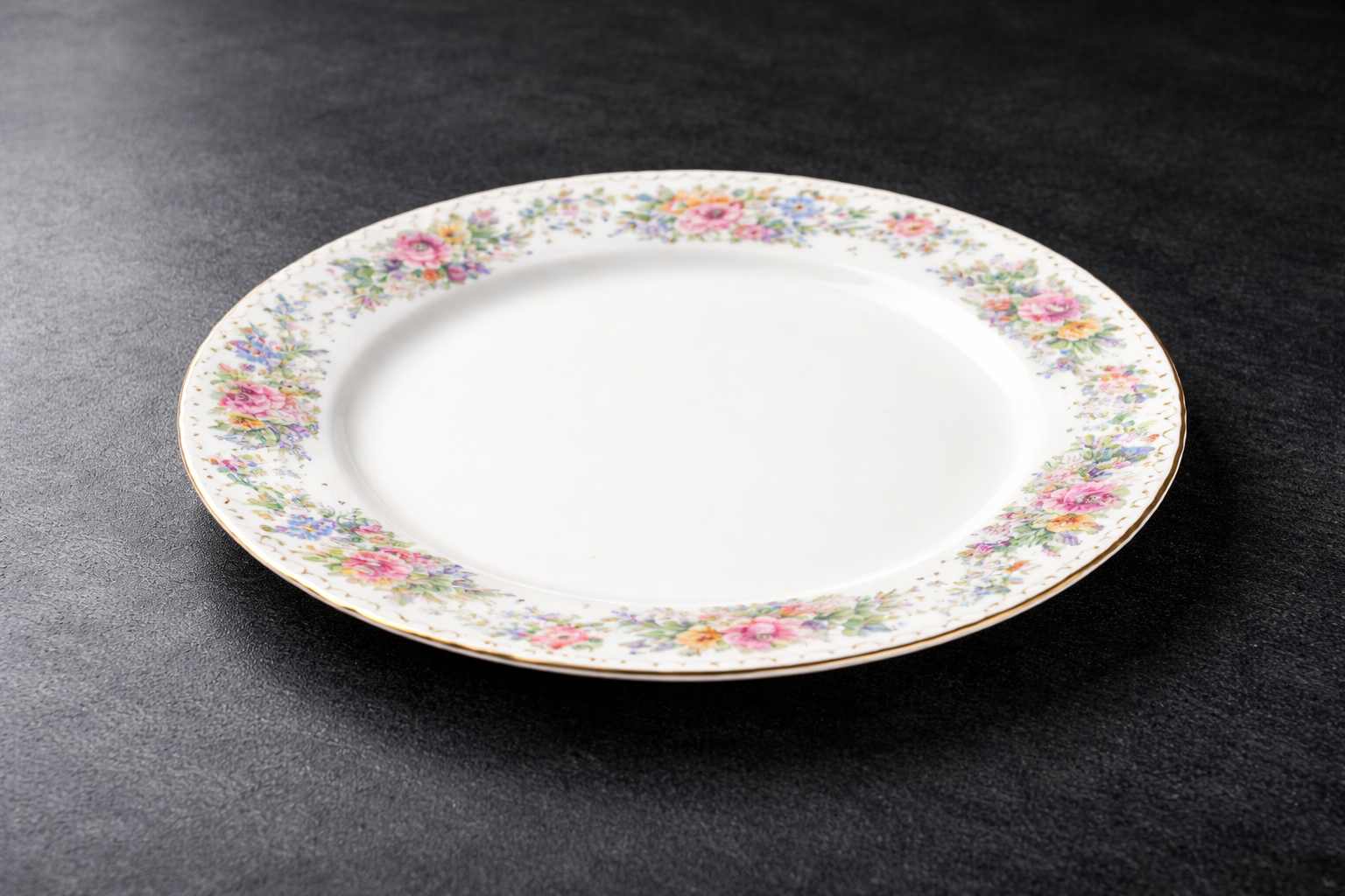 花柄の皿と黒いテーブル