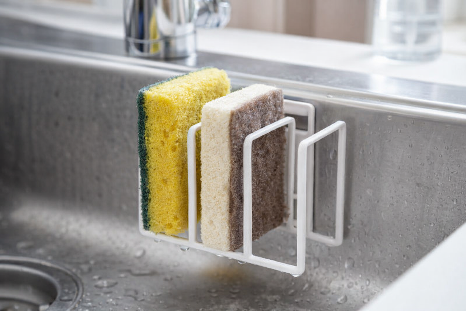 シンクに取り付けたスポンジホルダーとキッチンスポンジのイメージ