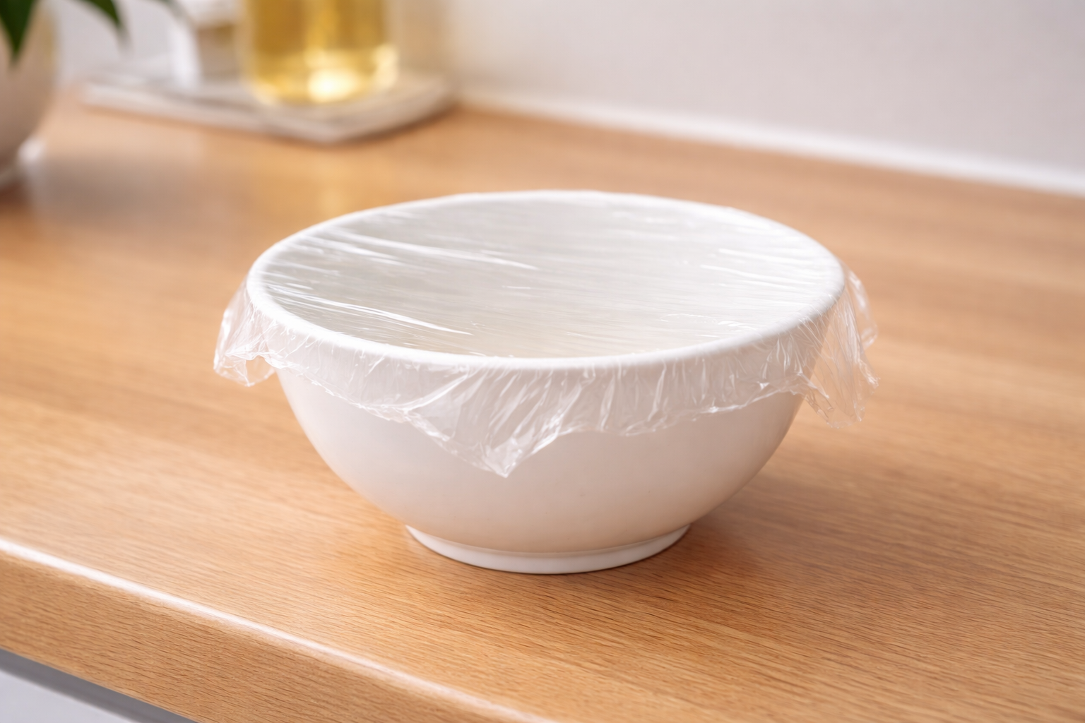 ラップをふんわりとかけた白いお椀