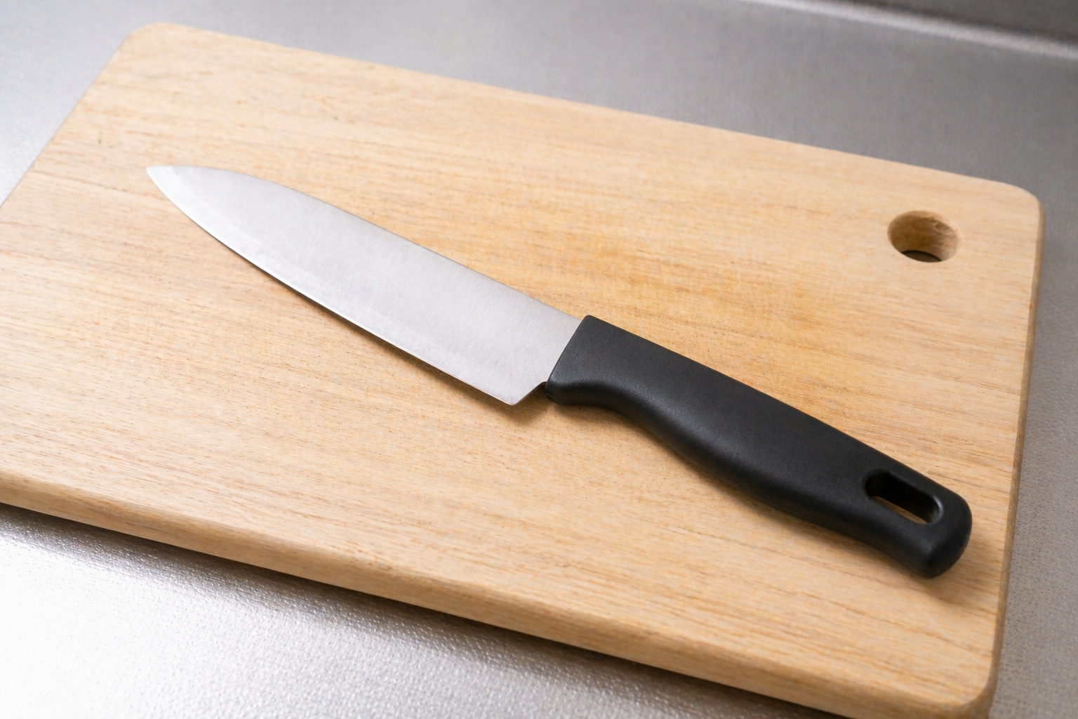 まな板の上に置かれたシンプルなキッチン用包丁